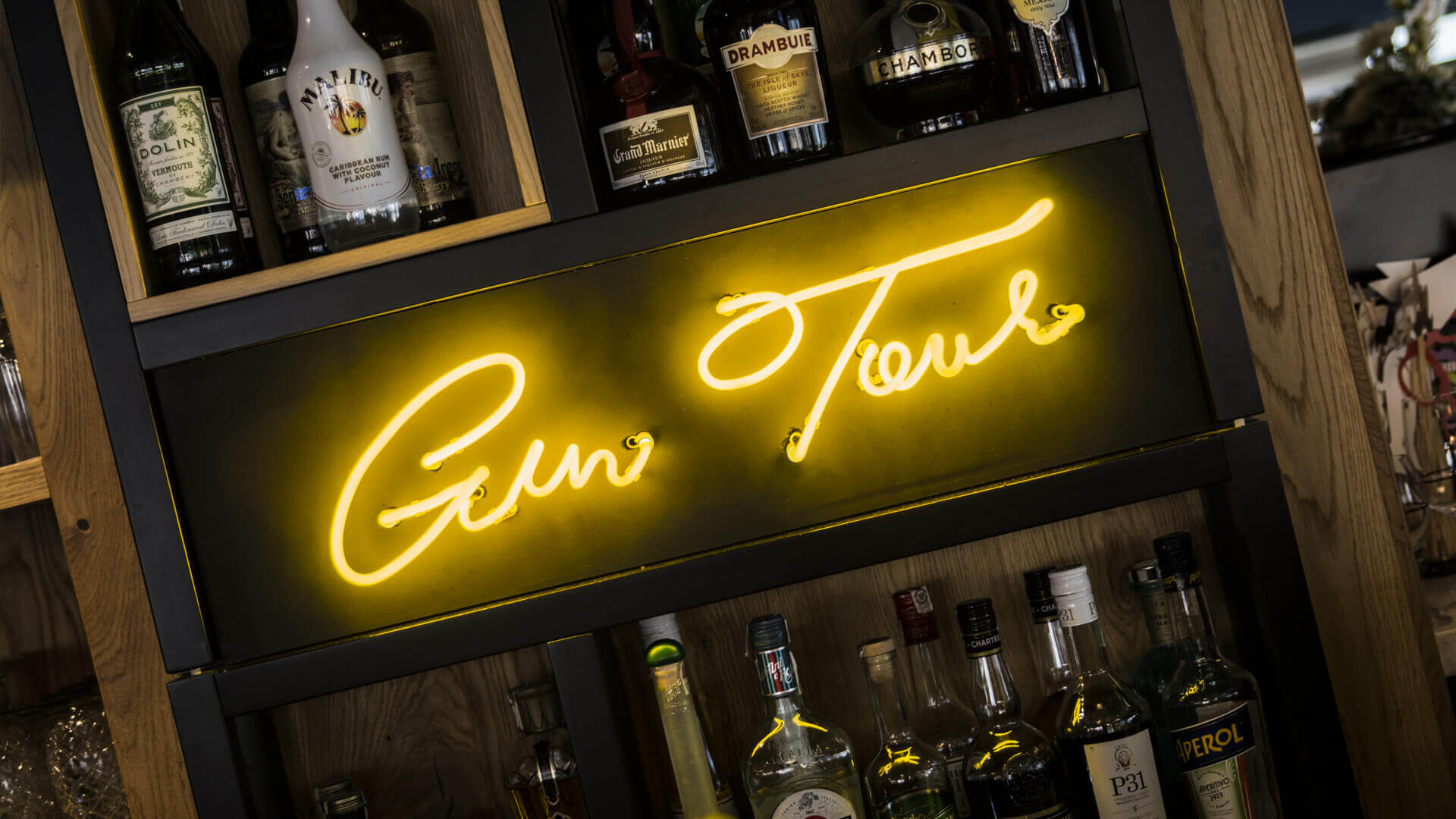 Gintur Gin tour - Gin-tour-neón-detrás-del-bar-en-restaurante-neón-en-la-pared-bajo-iluminación-en-cristal-blanco-neón-logo-de-la-empresa-neón-entre-botellas-szafarnia10-gdansk (21) 